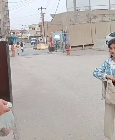 Nevruzda çocuklara pamuk şeker dağıtan polisten bu kez de bayram şekeri