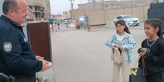 Nevruzda çocuklara pamuk şeker dağıtan polisten bu kez de bayram şekeri