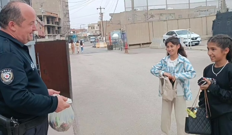 Nevruzda çocuklara pamuk şeker dağıtan polisten bu kez de bayram şekeri