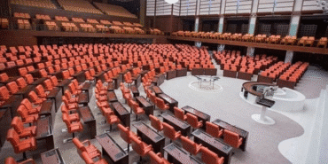 gecici-gorevlendirmede-belirsizlik-sona-erdi-saglik-calisanlarina-torba-yasayla-guvence