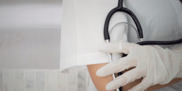 steteskop-tutan-saglik-personeli-yakin-cekim