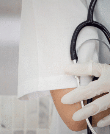 steteskop-tutan-saglik-personeli-yakin-cekim