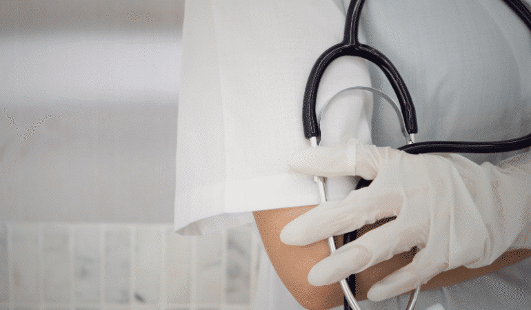 steteskop-tutan-saglik-personeli-yakin-cekim