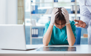 üzgün doktor sinirli