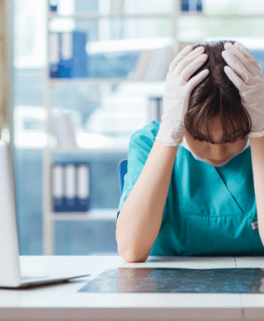 üzgün doktor sinirli