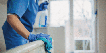 Hastane Personeli Temizlikçi İşçi