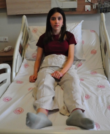 Voleybolcu Zeynep, yapay deri ameliyatıyla sağlığına kavuştu