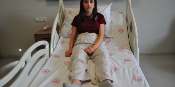 Voleybolcu Zeynep, yapay deri ameliyatıyla sağlığına kavuştu