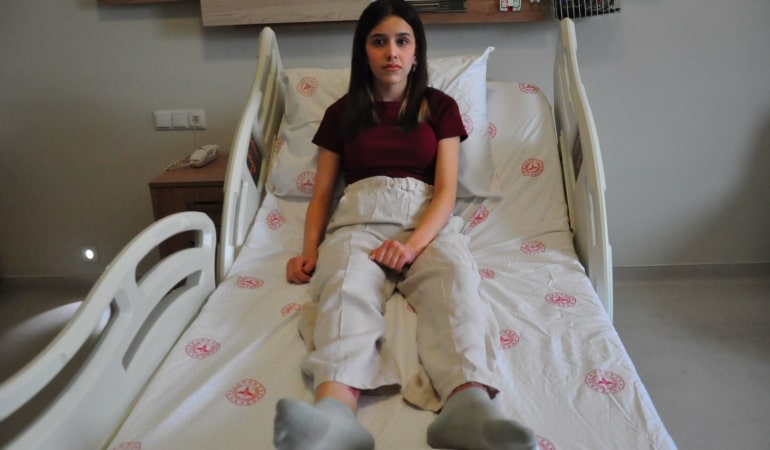 Voleybolcu Zeynep, yapay deri ameliyatıyla sağlığına kavuştu