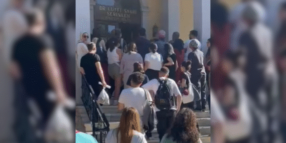 İzmir Suat Seren Hastanesi’nde Sağlık Çalışanlarından Alkışlı Protesto