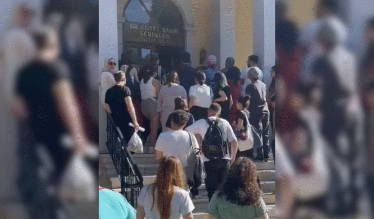 İzmir Suat Seren Hastanesi’nde Sağlık Çalışanlarından Alkışlı Protesto