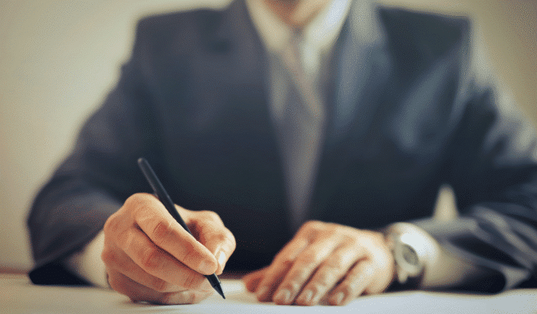 sözleşme imzalayan yönetici