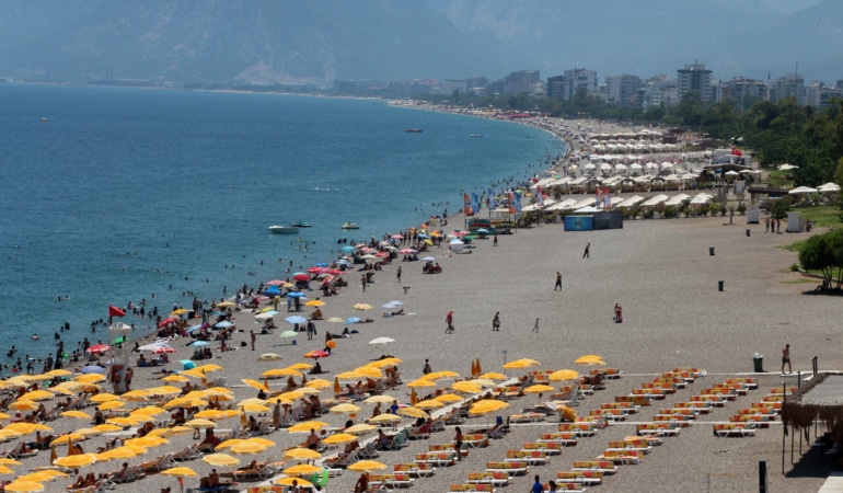 'Güneş ışınlarının prizma etkisi ciltte renk değişimine yol açıyor'