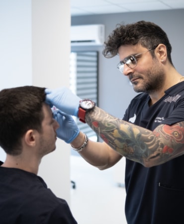 ‘Kadınlarda saç dökülmesi genetikle sınırlı değil; stres, beslenme ve hormonal dengesizlikler de büyük rol oynuyor’