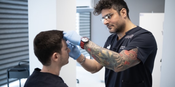 ‘Kadınlarda saç dökülmesi genetikle sınırlı değil; stres, beslenme ve hormonal dengesizlikler de büyük rol oynuyor’