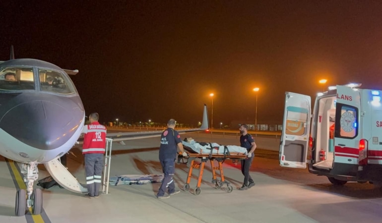 Kaza sonrası kava travması ve felç geçiren çocuk, ambulans uçakla sevk edildi