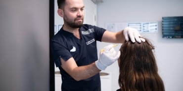 ‘Mevsimsel saç dökülmesi normaldir ancak göz ardı edilmemeli’