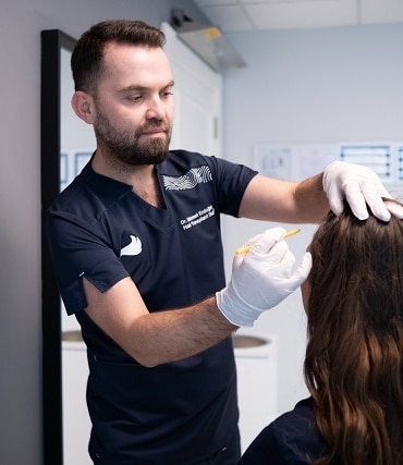 ‘Mevsimsel saç dökülmesi normaldir ancak göz ardı edilmemeli’