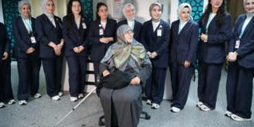 Muayeneye yalnız gelen hastaya sağlık personelinden şifa veren ilgi