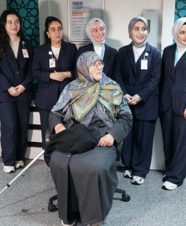 Muayeneye yalnız gelen hastaya sağlık personelinden şifa veren ilgi