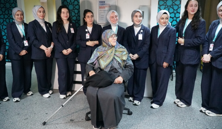 Muayeneye yalnız gelen hastaya sağlık personelinden şifa veren ilgi