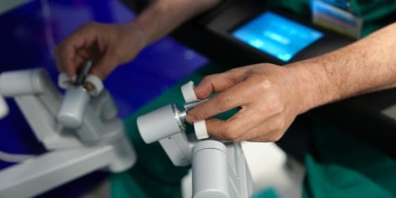 ‘Robot destekli cerrahi, iyileşme süresini minimuma indiriyor’