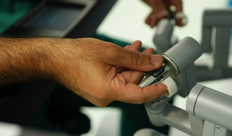 ‘Robotik cerrahi baş boyun tümörleri ve uyku apnesinde etkili oluyor’