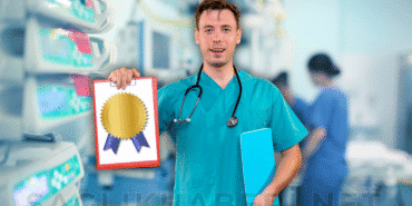 dosya gösteren hemşire