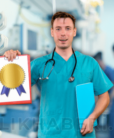 dosya gösteren hemşire