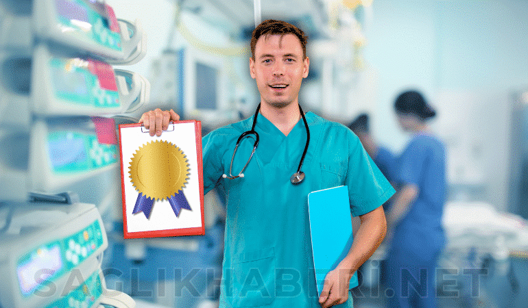 dosya gösteren hemşire