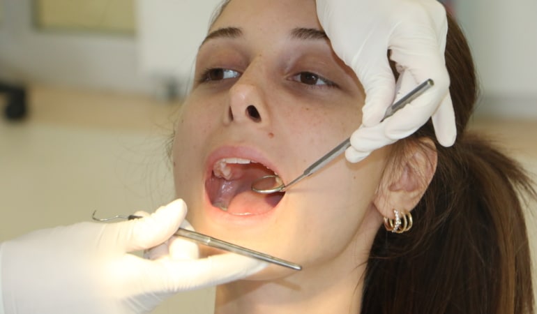 Prof. Dr. Gündüz: 2 haftadan uzun süren ağız yaraları için diş hekimine başvurulmalı