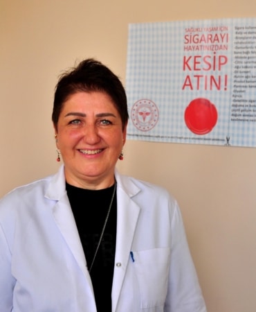 Türkiye'de her 2 erkekten ve her 4 kadından biri sigara içiyor