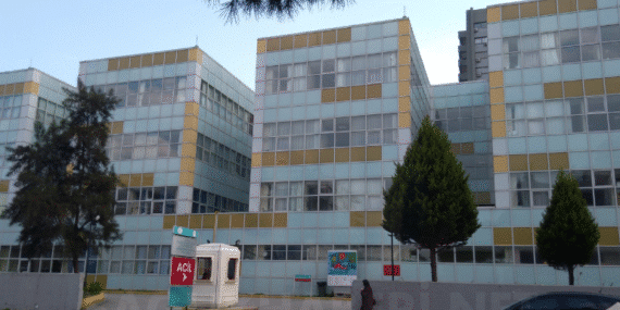 İzmir Atatürk Eğitim ve Araştırma Hastanesi’nde Bir Kriz Daha: Elektrik Kabloları Kesildi, Yoğun Bakım Hastaları Taşındı