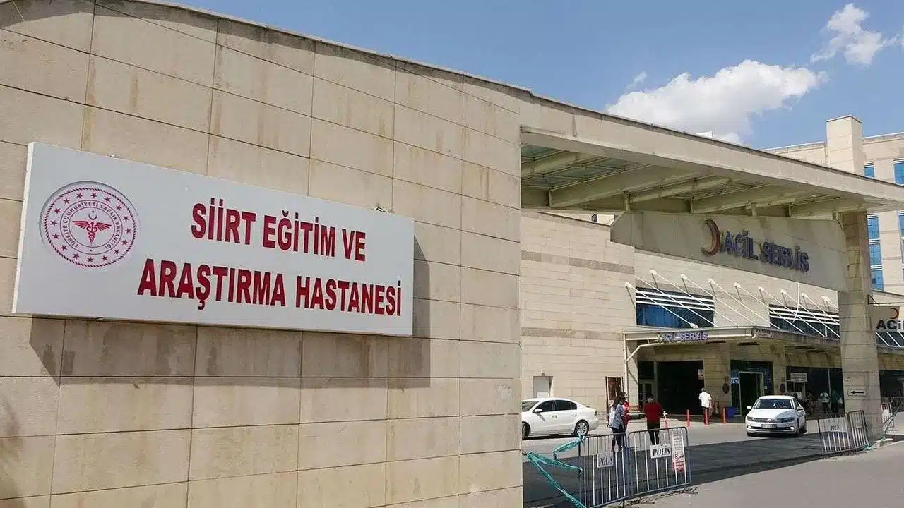 Siirt Eğitim ve Araştırma Hastanesi’nde Hemşireye Şiddet: Beyaz Kod Verildi, Adli Süreç Başlatıldı (resim 2) – saglikhaberi.net Siirt Eğitim ve Araştırma Hastanesi’nde Hemşireye Şiddet: Beyaz Kod Verildi, Adli Süreç Başlatıldı (resim 1) – saglikhaberi.net