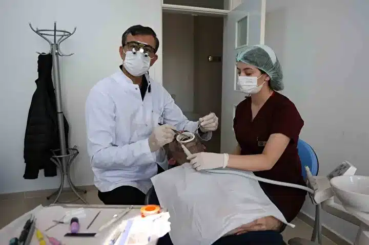 Sivaslı Akademisyenden Diş Tedavisinde Devrim: İmplant Yerine 4 Seansta Doğal Dişe Dönüş (resim 2) – saglikhaberi.net Sivaslı Akademisyenden Diş Tedavisinde Devrim: İmplant Yerine 4 Seansta Doğal Dişe Dönüş (resim 1) – saglikhaberi.net