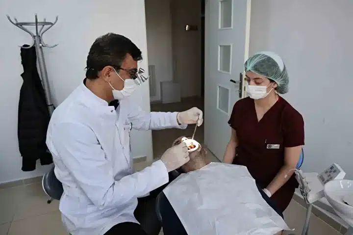 Sivaslı Akademisyenden Diş Tedavisinde Devrim: İmplant Yerine 4 Seansta Doğal Dişe Dönüş (resim 2) – saglikhaberi.net Sivaslı Akademisyenden Diş Tedavisinde Devrim: İmplant Yerine 4 Seansta Doğal Dişe Dönüş (resim 1) – saglikhaberi.net