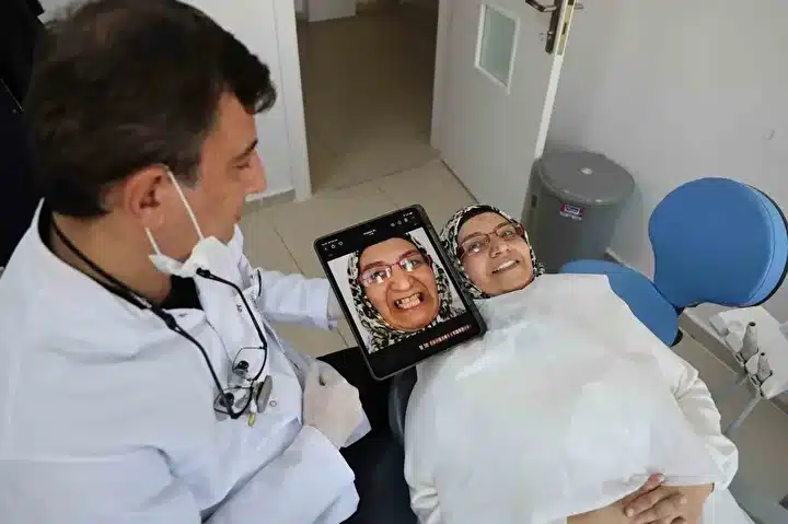 Sivaslı Akademisyenden Diş Tedavisinde Devrim: İmplant Yerine 4 Seansta Doğal Dişe Dönüş (resim 2) – saglikhaberi.net Sivaslı Akademisyenden Diş Tedavisinde Devrim: İmplant Yerine 4 Seansta Doğal Dişe Dönüş (resim 1) – saglikhaberi.net