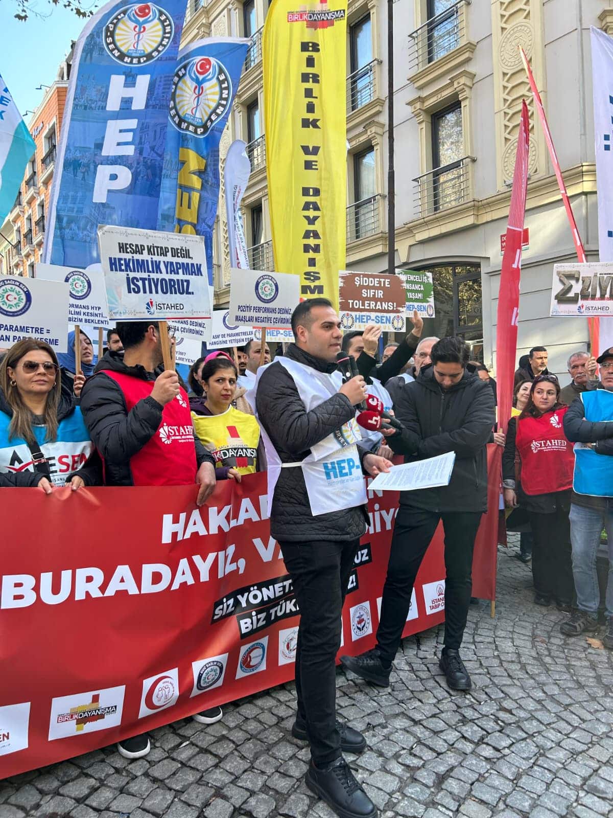 Aile Sağlığı Merkezi Çalışanlarından "Eziyet Yönetmeliği" İsyanı: "Tükeniyoruz, Hakkımızı İstiyoruz" (resim 4) – saglikhaberi.net Aile Sağlığı Merkezi Çalışanlarından "Eziyet Yönetmeliği" İsyanı: "Tükeniyoruz, Hakkımızı İstiyoruz" (resim 3) – saglikhaberi.net