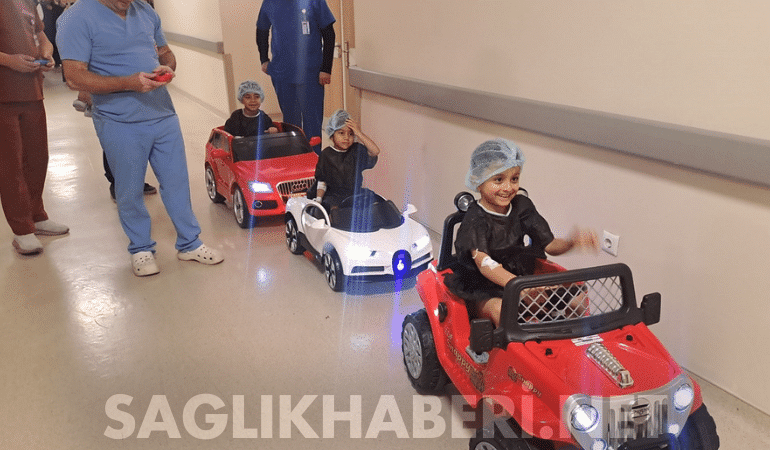 Sakarya’da Çocuklar Ameliyathaneye Akülü Arabayla Gidiyor: Korku Yerini Heyecana Bıraktı!