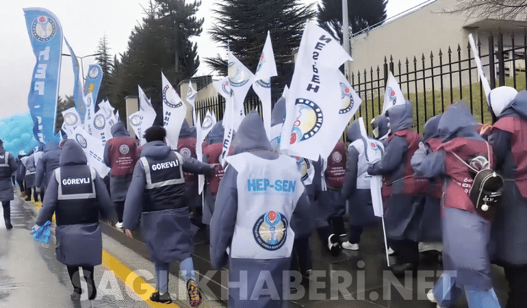 Yağmura Rağmen “Atama” Yürüyüşü: Sağlıkçılar Bakanlık Önüne İlerliyor