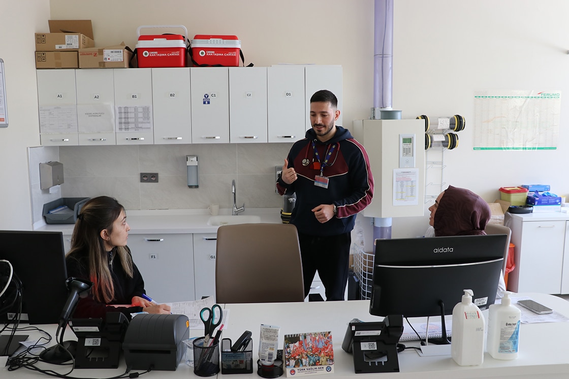 Kütahya Şehir Hastanesi'nde Örnek Aile: Baba ve Üç Doktor Çocuğu Aynı Çatı Altında Şifa Dağıtıyor (resim 1) – saglikhaberi.net