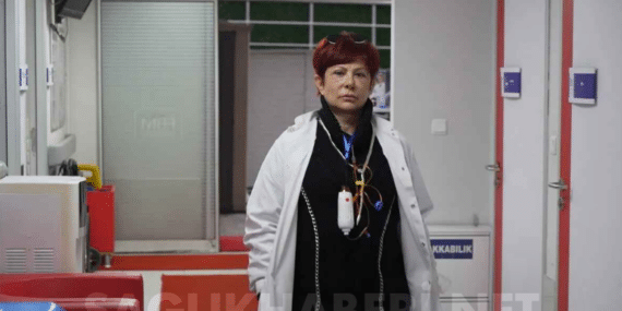 Samsun’da İnanılmaz Meslek Aşkı: Kanser Tanısını Kendi Koydu, Boynunda Kemoterapi Cihazıyla Nöbet Tutuyor