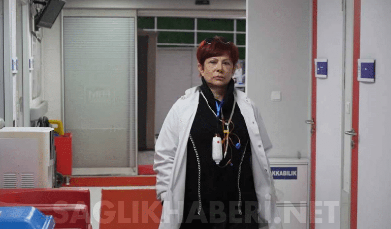 Samsun’da İnanılmaz Meslek Aşkı: Kanser Tanısını Kendi Koydu, Boynunda Kemoterapi Cihazıyla Nöbet Tutuyor