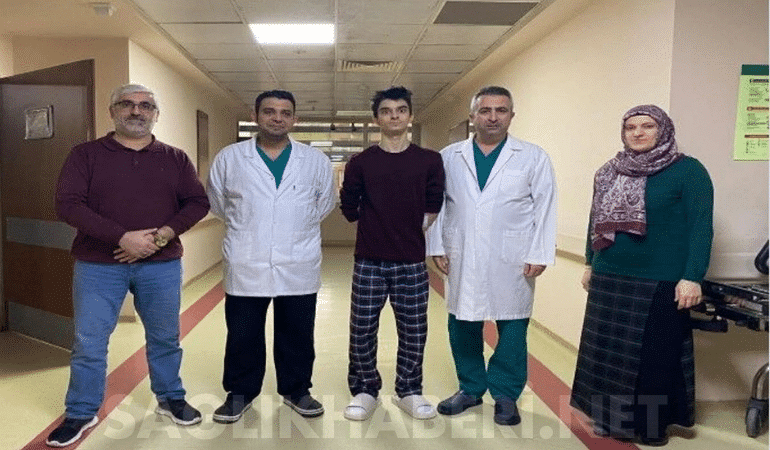 Mersin’de 10 Saatlik Zorlu Skolyoz Operasyonu: 18 Yaşındaki Genç Yeniden Nefes Aldı