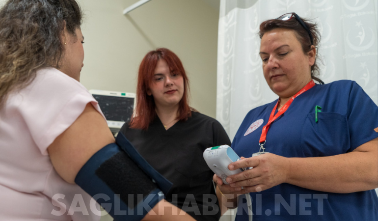 Manisa’da Gurur Tablosu: Acil Serviste Hemşire Anne ve Doktor Kızı Omuz Omuza Hayat Kurtarıyor