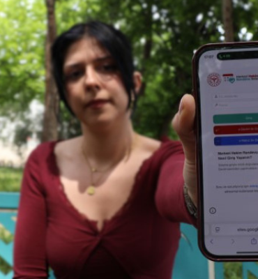sahte MHRS linkine tıklayan Kadın