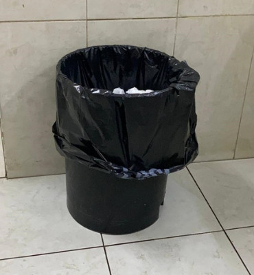 hastane siyah çöp kovası