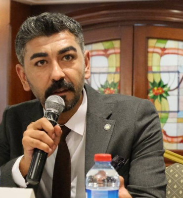 Sağlıkta Liyakat Tartışması: HEP-SEN Genel Başkanı Yunus Şimşek’ten Çarpıcı "Makam Satışı" İddiası! (resim 21) – saglikhaberi.net hep-sen hepsen genel başkanı yunus şimşek elinde mikrofonla konuşurken