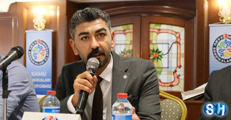 hep-sen hepsen genel başkanı yunus şimşek elinde mikrofonla konuşurken