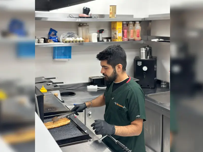 Steteskopu Bıraktı, Tezgâhın Başına Geçti: Tıp Fakültesini Terk Eden Genç Diyarbakır’da 'Tost Doktoru' Oldu! (resim 2) – saglikhaberi.net Steteskopu Bıraktı, Tezgâhın Başına Geçti: Tıp Fakültesini Terk Eden Genç Diyarbakır’da 'Tost Doktoru' Oldu! (resim 1) – saglikhaberi.net